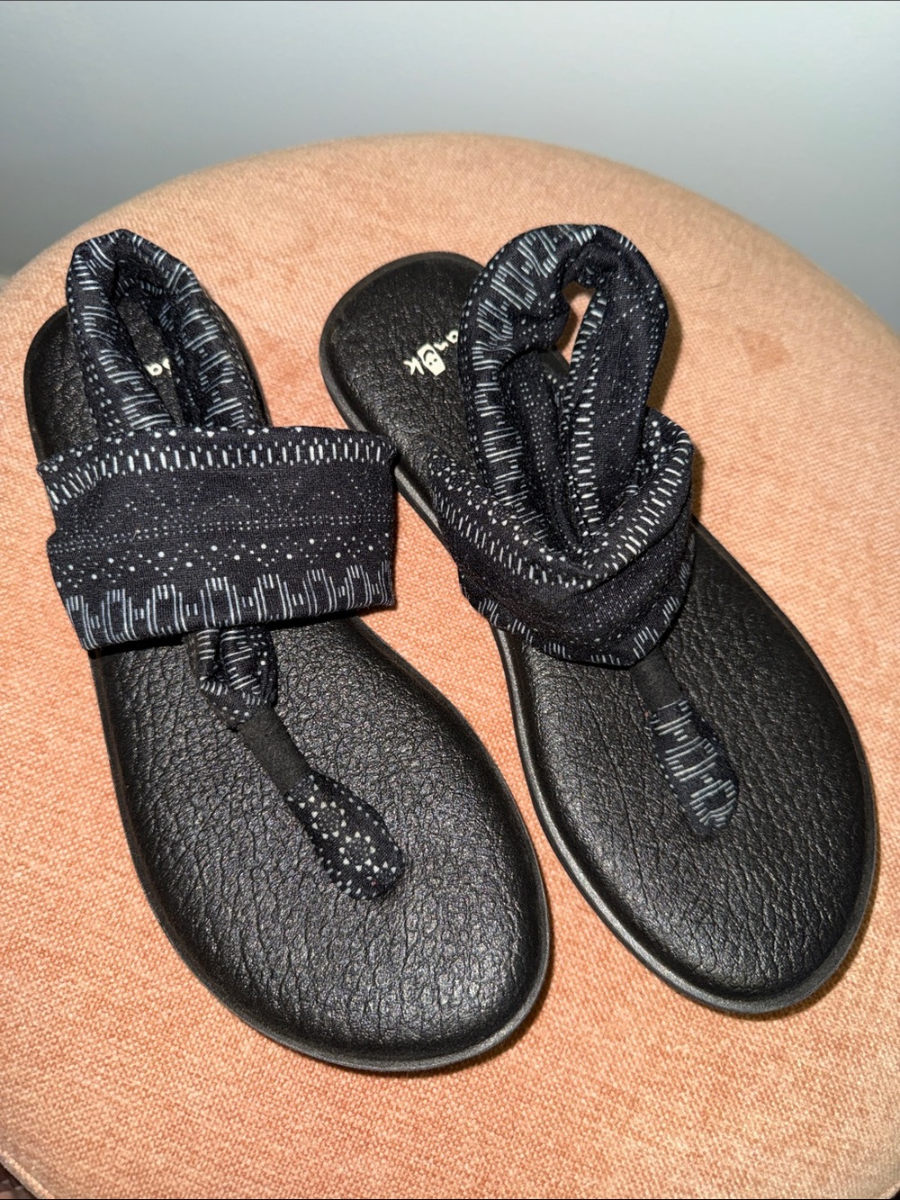 Sanuk Black Patterned Wrap Toe-Post Sandals - Picture 1 of 3